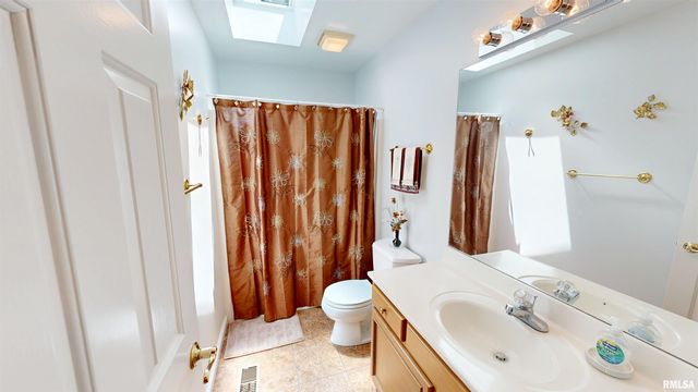 105 FLEUR DE LIS Court, East Peoria, IL 61611