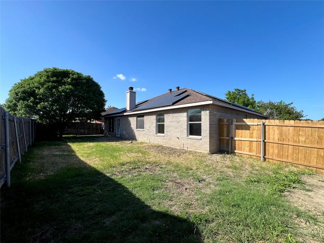 525 Reagan Lane, Burleson, TX 76028