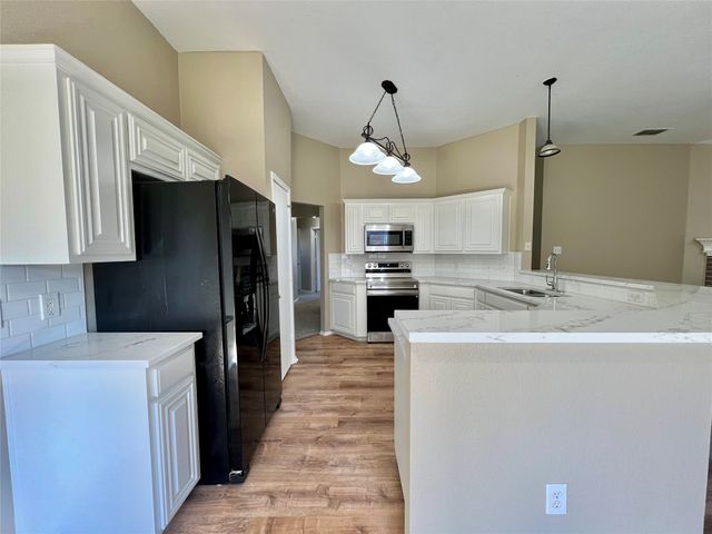 525 Reagan Lane, Burleson, TX 76028