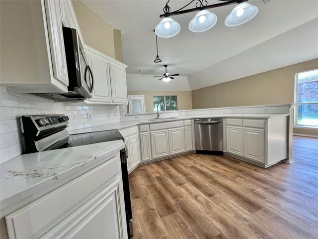 525 Reagan Lane, Burleson, TX 76028