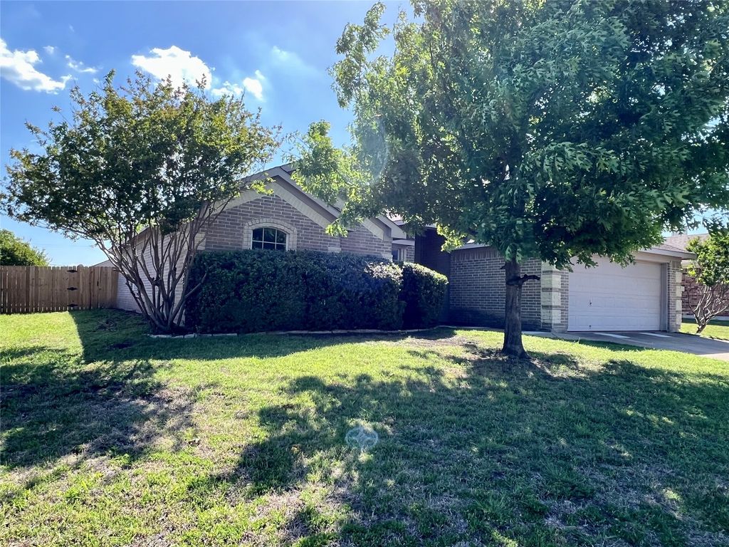 525 Reagan Lane, Burleson, TX 76028