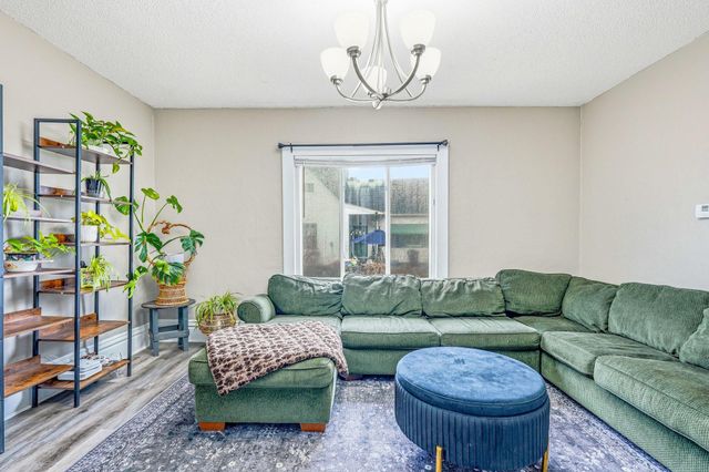 857 Rose Avenue E, Saint Paul, MN 55106