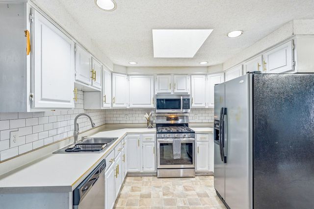 857 Rose Avenue E, Saint Paul, MN 55106