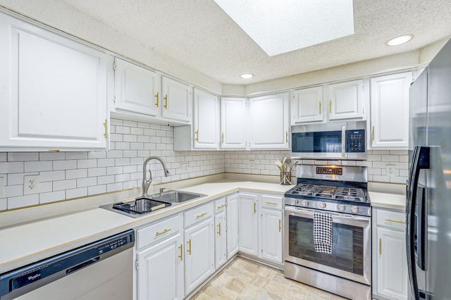 857 Rose Avenue E, Saint Paul, MN 55106