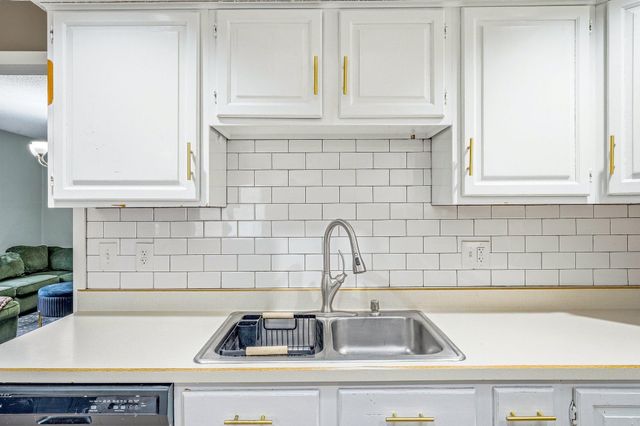 857 Rose Avenue E, Saint Paul, MN 55106