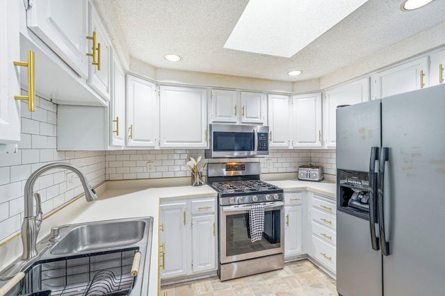 857 Rose Avenue E, Saint Paul, MN 55106