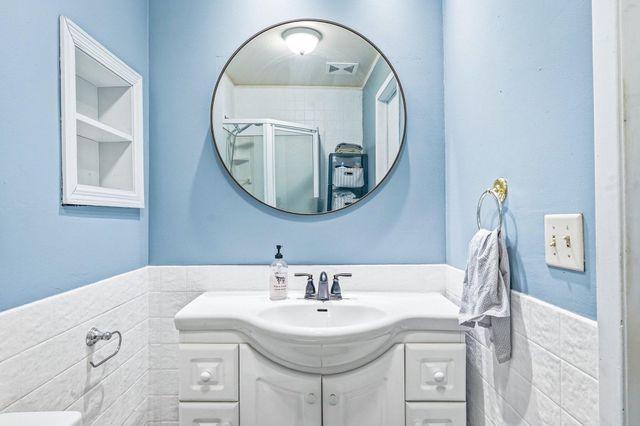 857 Rose Avenue E, Saint Paul, MN 55106