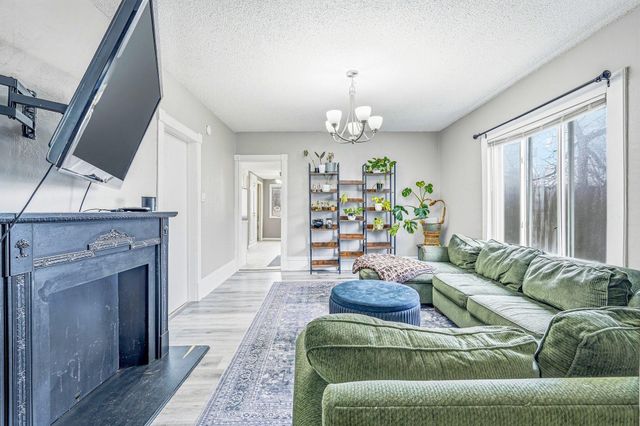 857 Rose Avenue E, Saint Paul, MN 55106