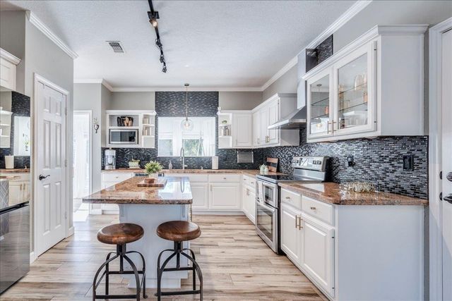 171 N Pin Oak XING, Elgin, TX 78621
