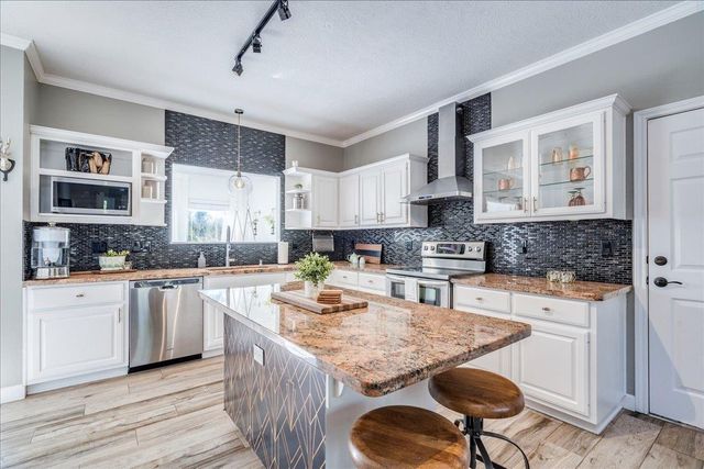 171 N Pin Oak XING, Elgin, TX 78621