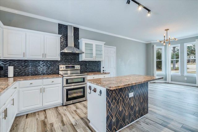 171 N Pin Oak XING, Elgin, TX 78621