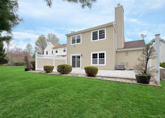 7 Peacock Path, Coram, NY 11727