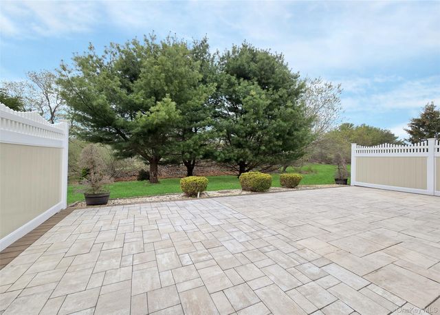 7 Peacock Path, Coram, NY 11727