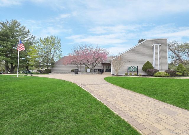 7 Peacock Path, Coram, NY 11727
