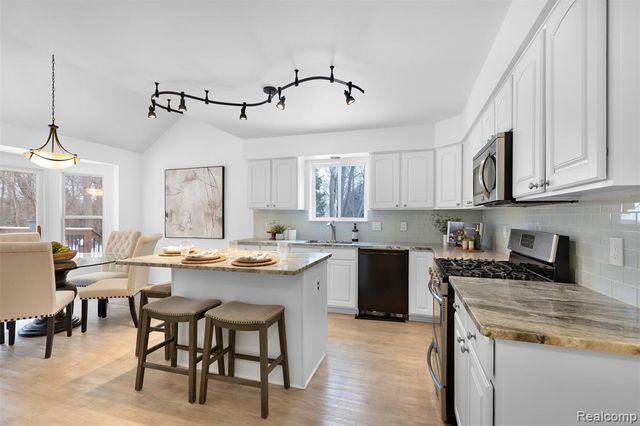 1614 High Pointe Drive, Oxford, MI 48371