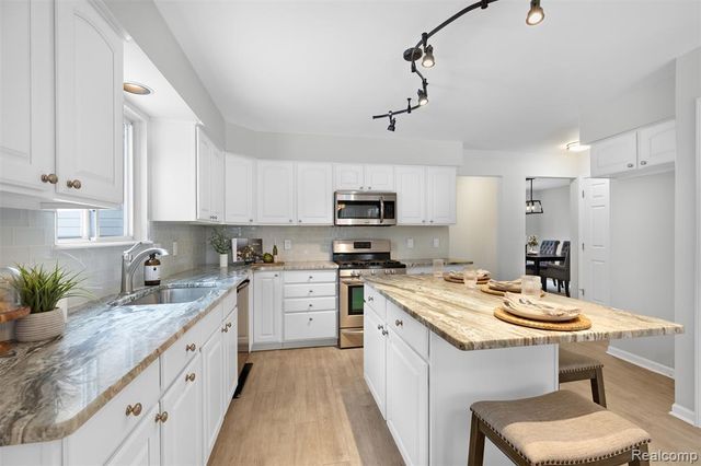 1614 High Pointe Drive, Oxford, MI 48371