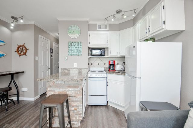 6102 Seawall Boulevard 102B, Galveston, TX 77551