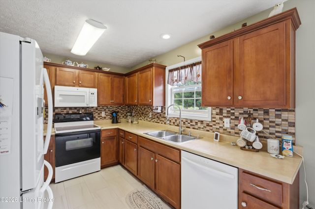 104 Dayhill Ct, Coxs Creek, KY 40013