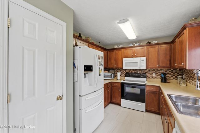 104 Dayhill Ct, Coxs Creek, KY 40013