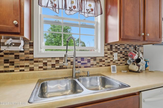 104 Dayhill Ct, Coxs Creek, KY 40013