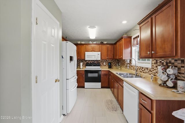 104 Dayhill Ct, Coxs Creek, KY 40013