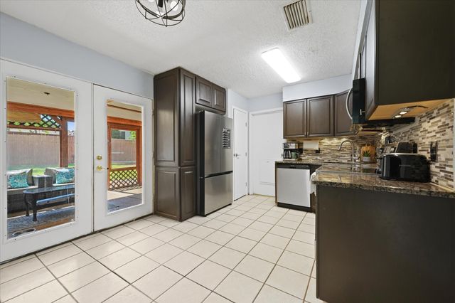 5431 Kings Manor Drive, Lake Dallas, TX 75065