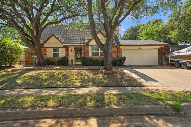 5431 Kings Manor Drive, Lake Dallas, TX 75065