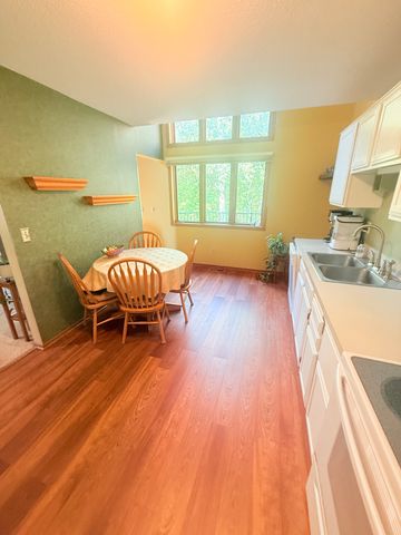 679 Dorland Road S, Maplewood, MN 55119