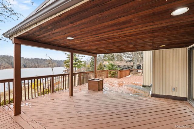 13490 Lakebrook Drive, Tyrone Township, MI 48430