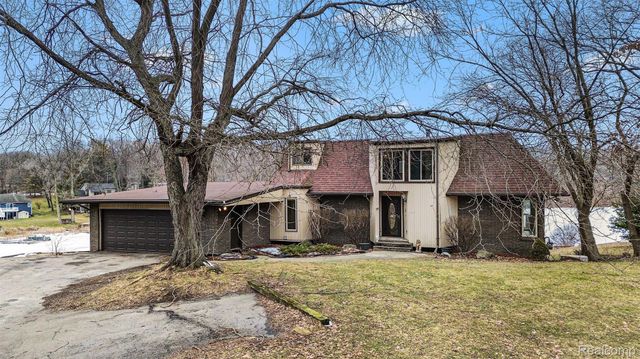 13490 Lakebrook Drive, Tyrone Township, MI 48430