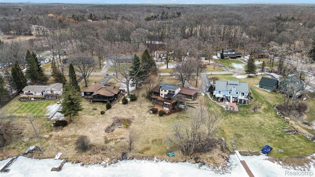 13490 Lakebrook Drive, Tyrone Township, MI 48430