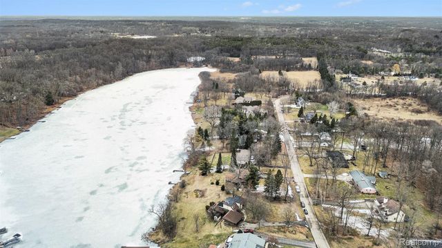 13490 Lakebrook Drive, Tyrone Township, MI 48430