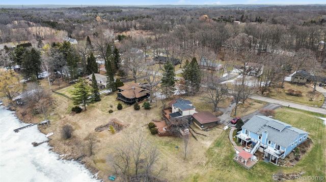 13490 Lakebrook Drive, Tyrone Township, MI 48430