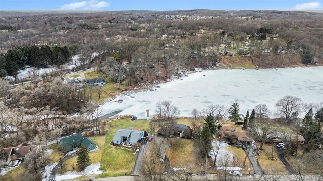 13490 Lakebrook Drive, Tyrone Township, MI 48430