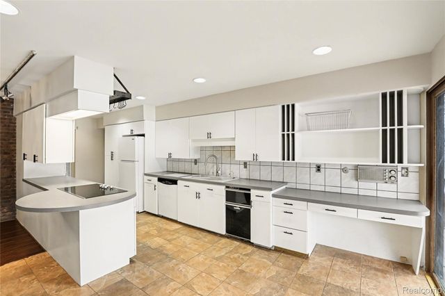 13490 Lakebrook Drive, Tyrone Township, MI 48430