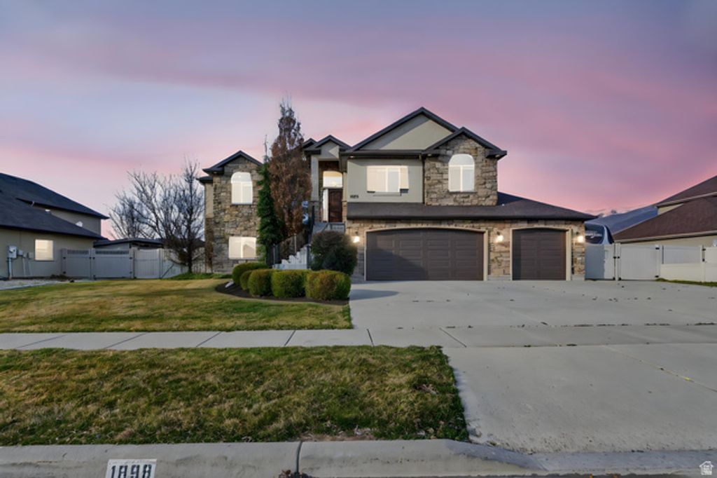 Image 2 of property listing at 1898 W OLD FORT CIR, Farmington, UT 84025
