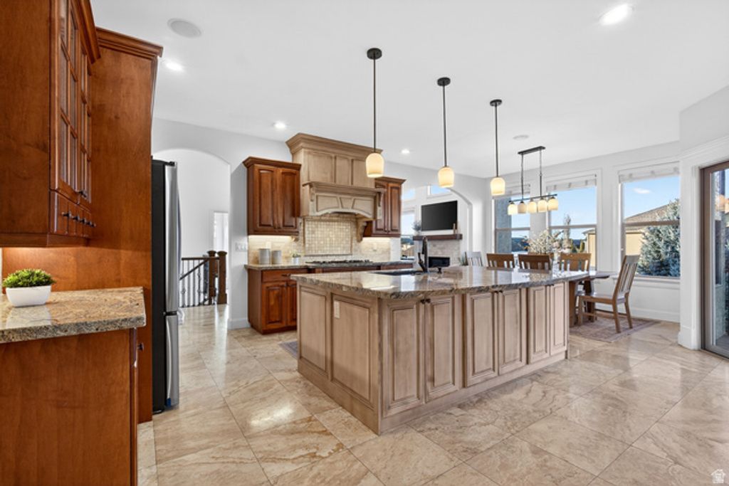 Image 12 of property listing at 1898 W OLD FORT CIR, Farmington, UT 84025