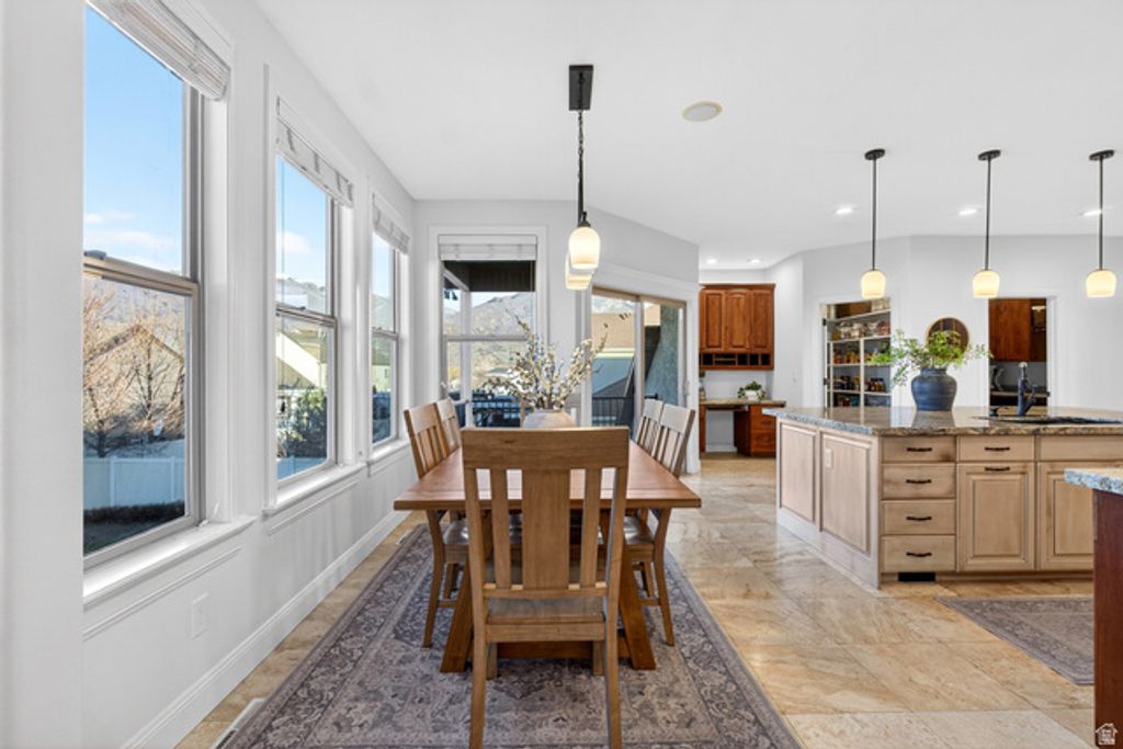 Image 13 of property listing at 1898 W OLD FORT CIR, Farmington, UT 84025