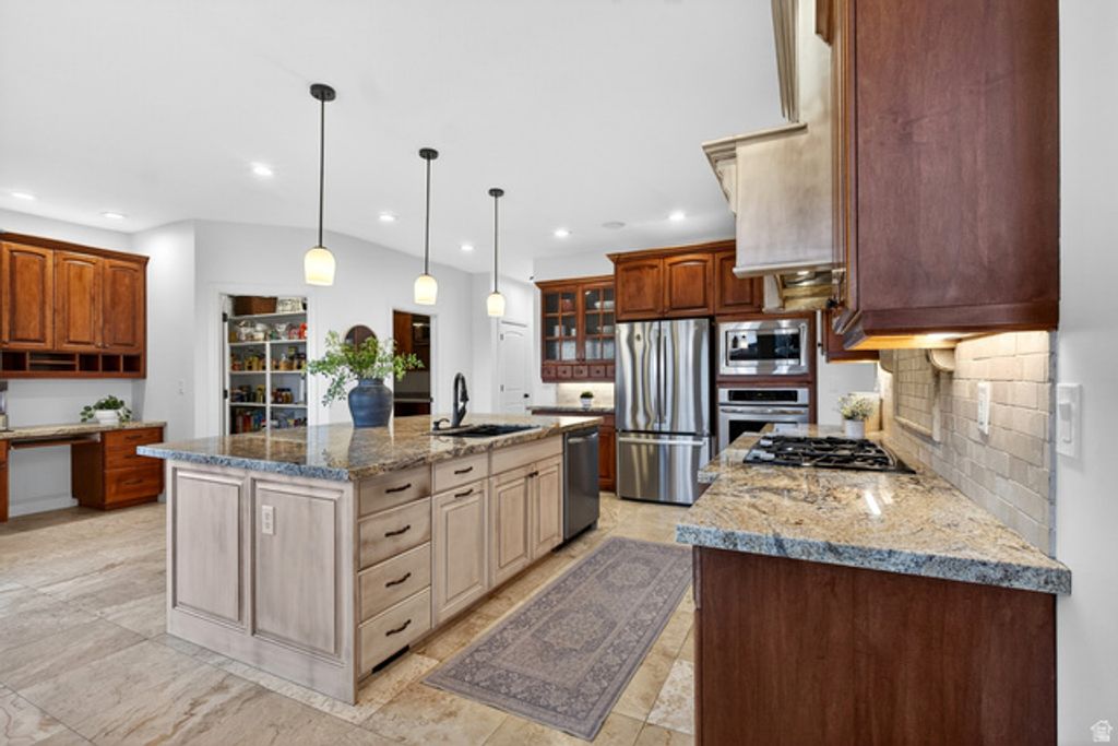 Image 15 of property listing at 1898 W OLD FORT CIR, Farmington, UT 84025