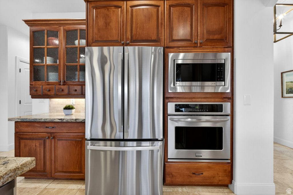 Image 18 of property listing at 1898 W OLD FORT CIR, Farmington, UT 84025