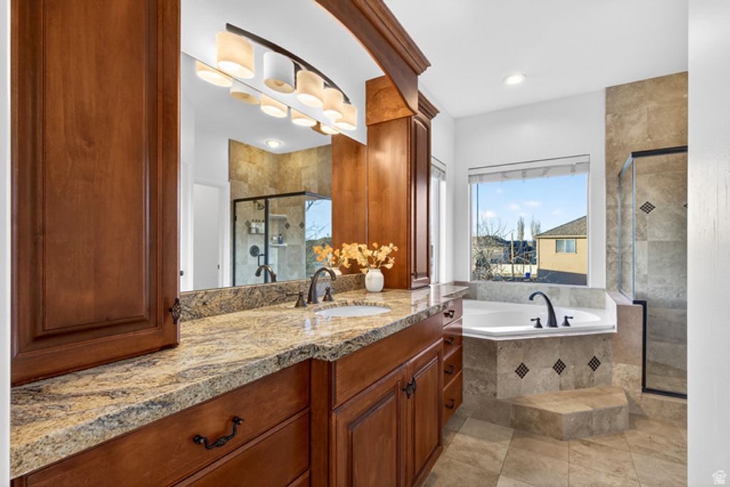 Image 23 of property listing at 1898 W OLD FORT CIR, Farmington, UT 84025