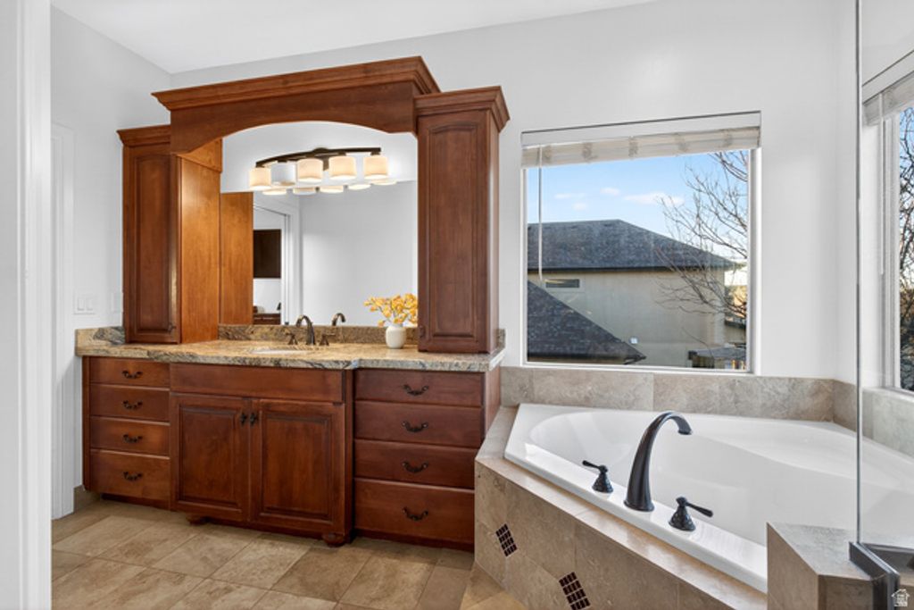 Image 24 of property listing at 1898 W OLD FORT CIR, Farmington, UT 84025