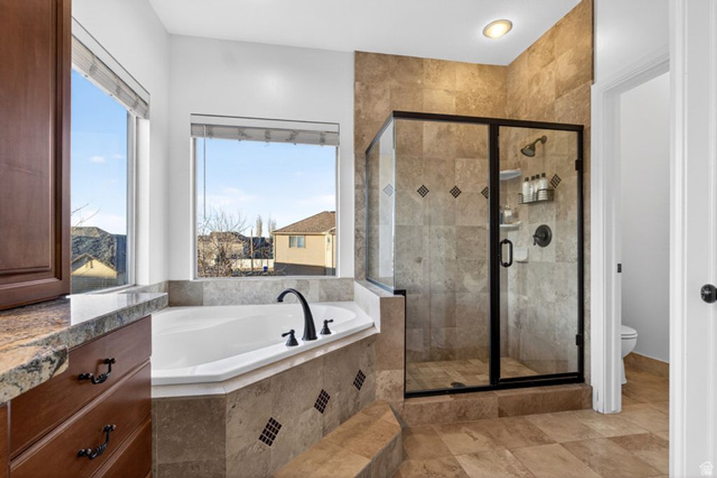 Image 25 of property listing at 1898 W OLD FORT CIR, Farmington, UT 84025