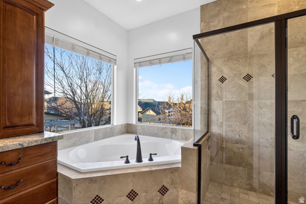 Image 26 of property listing at 1898 W OLD FORT CIR, Farmington, UT 84025