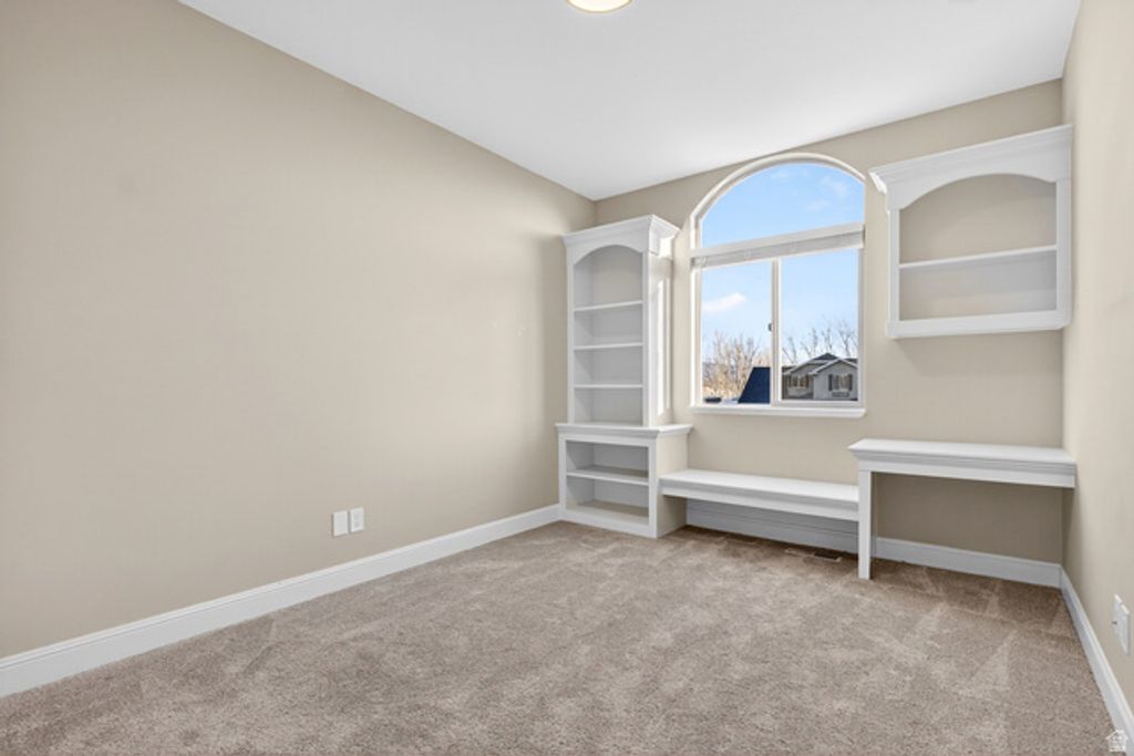 Image 28 of property listing at 1898 W OLD FORT CIR, Farmington, UT 84025