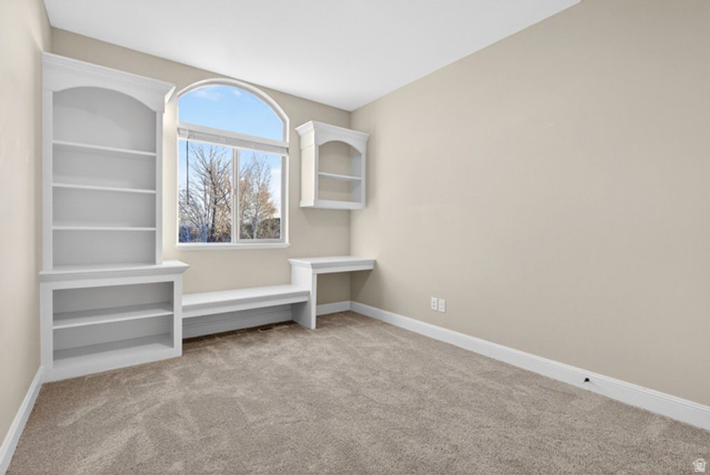 Image 29 of property listing at 1898 W OLD FORT CIR, Farmington, UT 84025