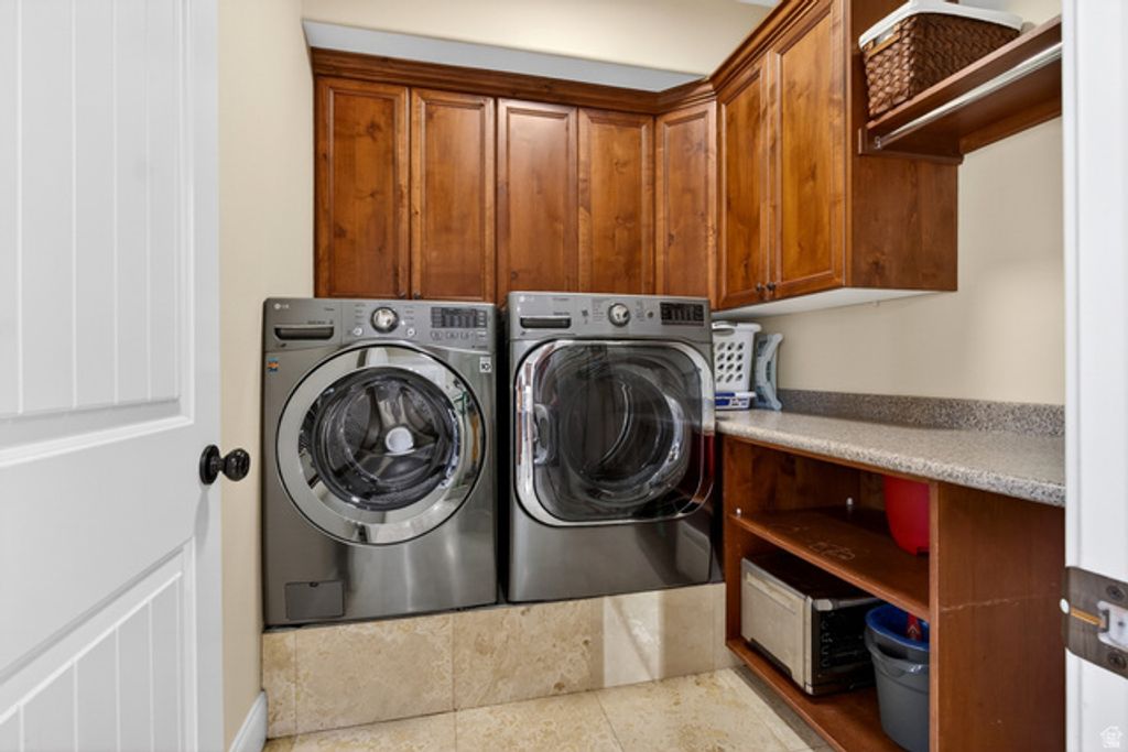 Image 32 of property listing at 1898 W OLD FORT CIR, Farmington, UT 84025