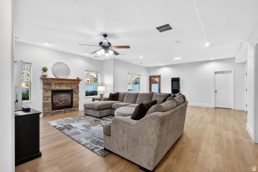 Image 33 of property listing at 1898 W OLD FORT CIR, Farmington, UT 84025