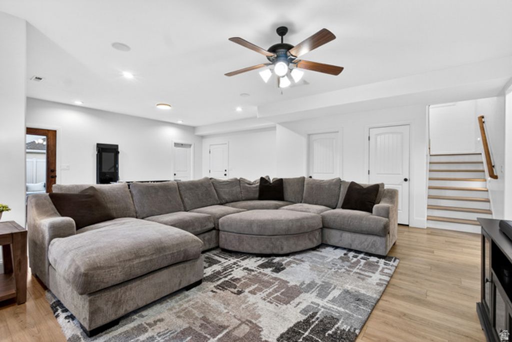 Image 34 of property listing at 1898 W OLD FORT CIR, Farmington, UT 84025