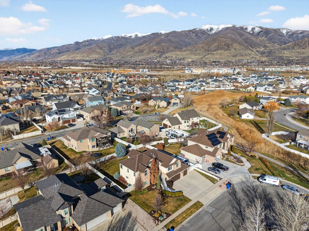 Image 47 of property listing at 1898 W OLD FORT CIR, Farmington, UT 84025